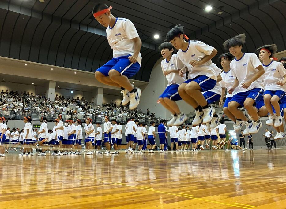 熱戦を展開する観音高の体育祭（9月20日、広島サンプラザホール）