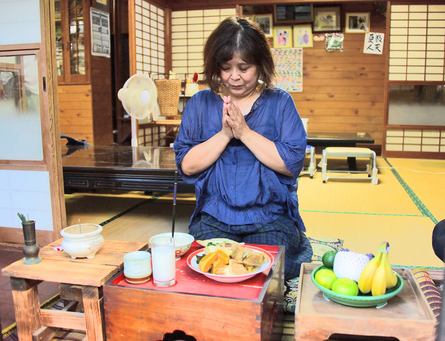 アラセツ前日、ごちそうを供えて家内安全を祈る「ツカリ」＝8日、鹿児島県龍郷町幾里