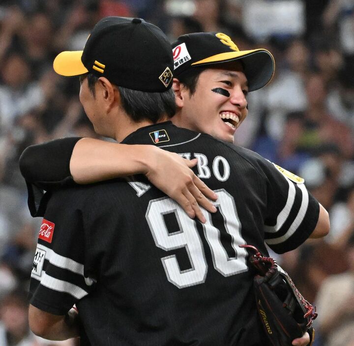 優勝を喜び抱き合う小久保監督と栗原（撮影・穴井友梨）