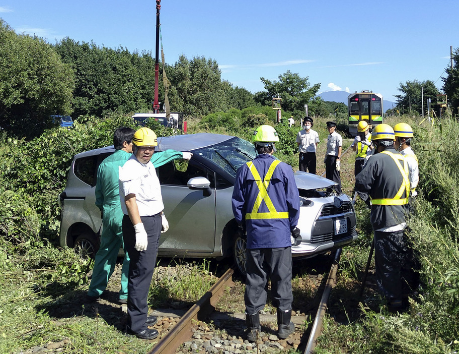 列車と衝突した乗用車＝1日午後、北海道小清水町