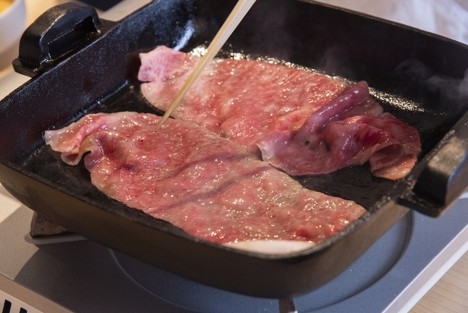 すき焼きもカウンターの目の前で調理される