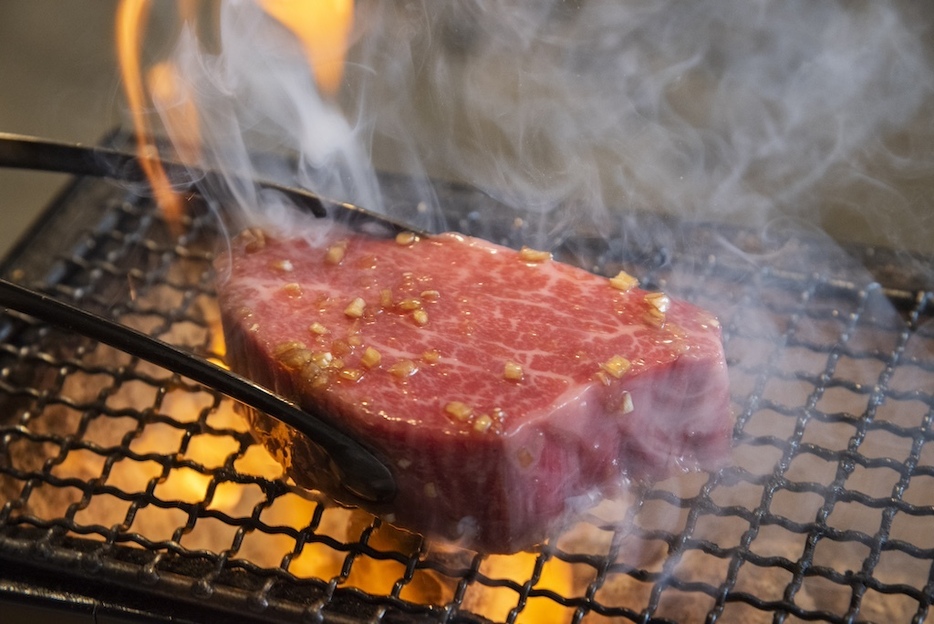 肉の脂とタレが生み出す甘く香ばしい香りがなんとも食欲をそそる