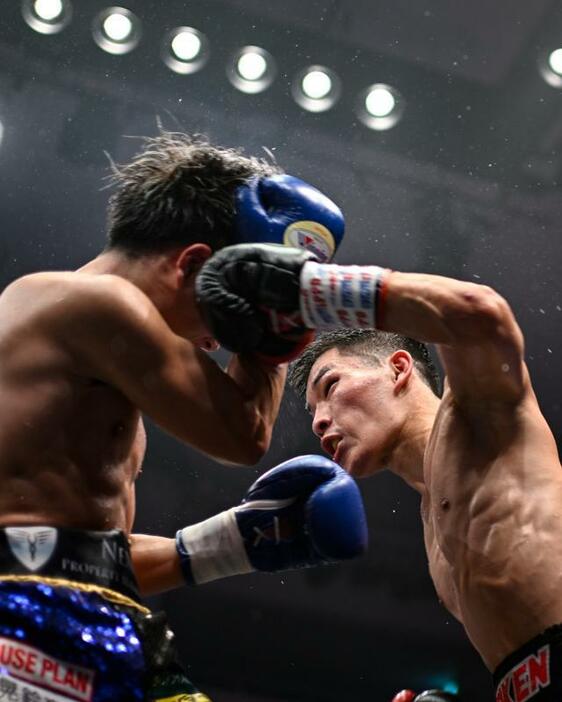 日本ミニマム級王座決定戦で松本流星が7回TKOで森且貴を下す（写真・山口裕朗）