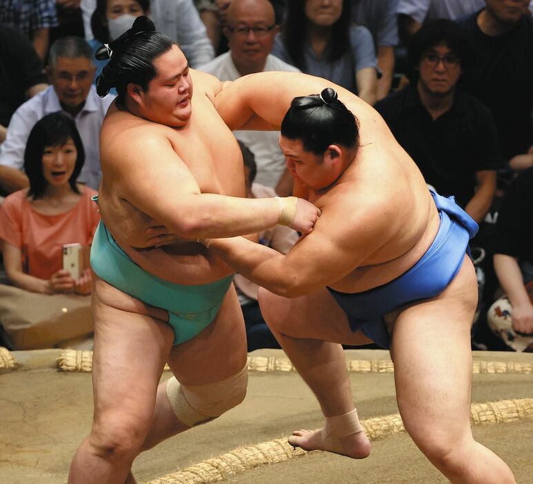 大の里（右）が寄り切りで琴桜を破る