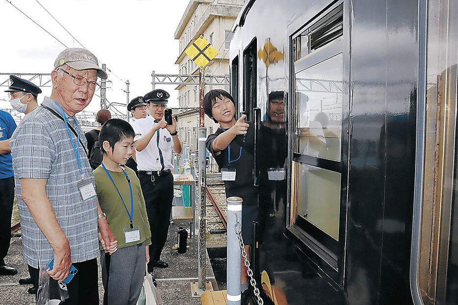 車掌の業務を体験する参加者＝富山市上赤江の運転管理センター