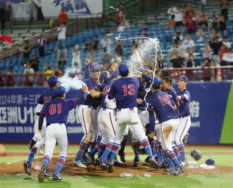 17年6大会ぶりの優勝が決まり喜びを爆発させるU18台湾代表＝2024年9月8日、台北市・天母野球場