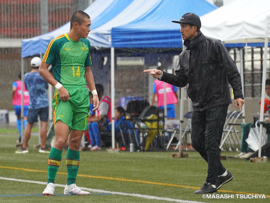 試合中に会話を交わす古沢徹監督と安野匠