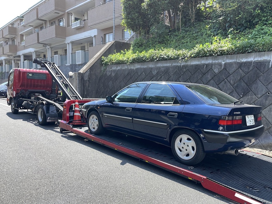 大事を取ってキャリアカーで搬送することになったリポート車。走り出して1年4カ月で通算2回目。