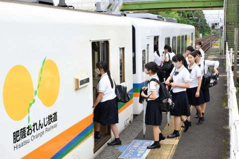 〈資料写真〉肥薩おれんじ鉄道に乗車する高校生＝出水市の野田郷駅