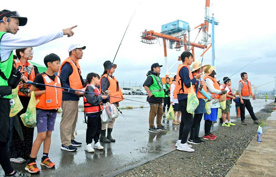 志布志港新若浜地区防波堤であった釣り教室に参加する家族連れ＝志布志市志布志町安楽