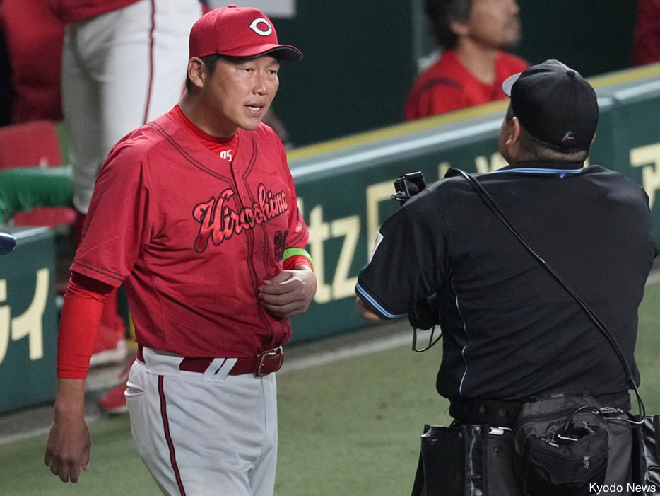 広島・新井監督 (C) Kyodo News