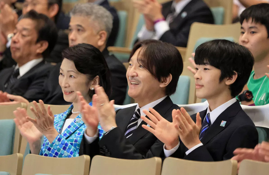 全国高等学校総合文化祭開会式での悠仁さまとご両親の秋篠宮殿下と紀子妃殿下。(岐阜、2024年7月31日） photography: Getty Images