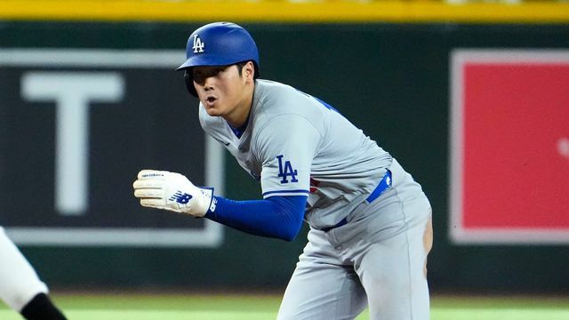 盗塁を試みる大谷翔平選手(写真：アフロ)