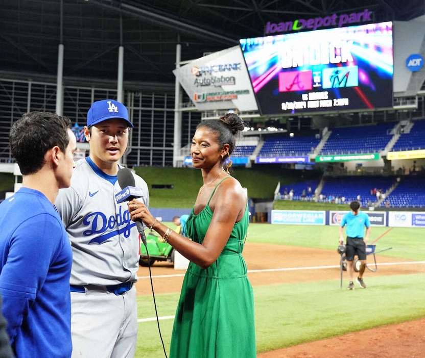 ＜マーリンズ・ドジャース＞試合後、中継局のインタビューに答える大谷翔平（撮影・沢田　明徳）