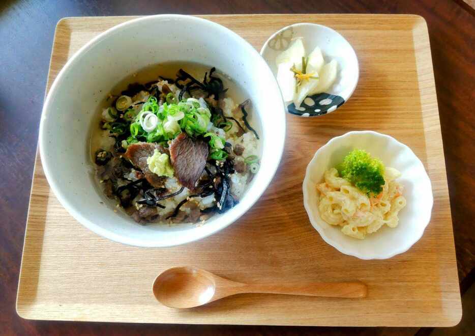 津山まちの駅城西の新メニューとして人気の「干し肉茶漬け」=岡山県津山市で