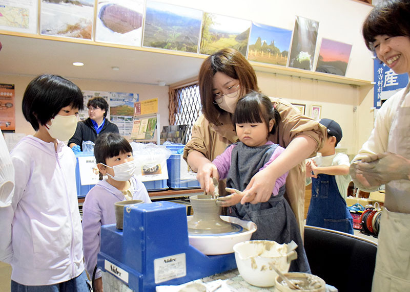 電動ろくろ体験で茶わん作りに挑戦する3姉妹