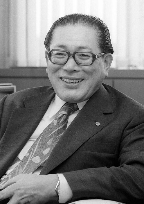 1975年、インタビューに答える石井久氏