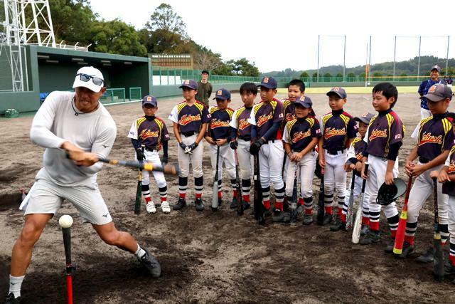 川崎さん（左）が披露したフルスイングに歓声を上げる子どもたち