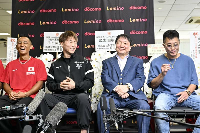 一夜明け会見を行った井上尚弥（左から2人目）（写真・山口裕朗）