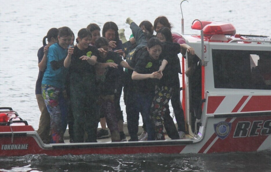 水神祭で水面にダイブする松田真実