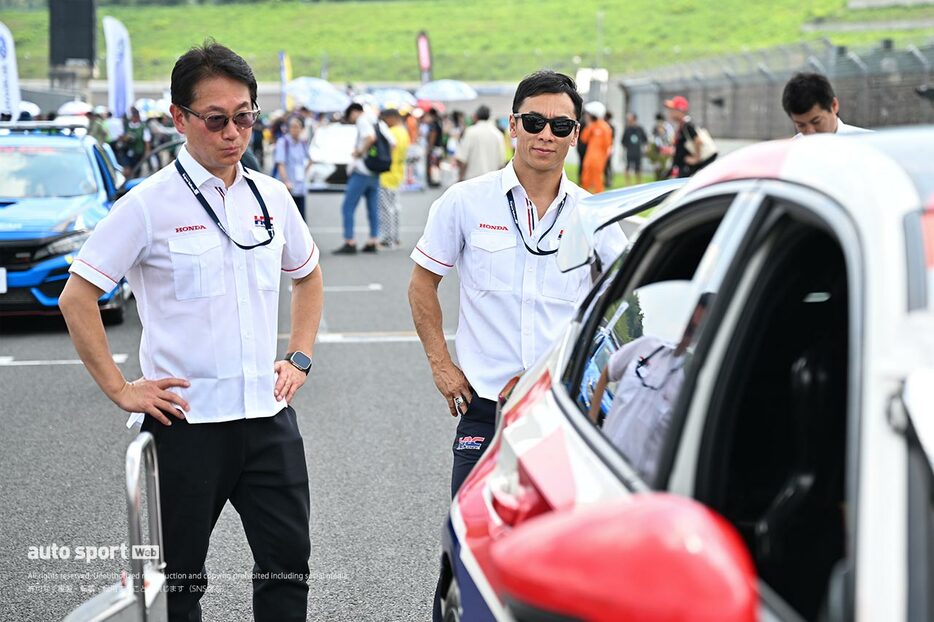 2024スーパー耐久第4戦もてぎ　シビック・タイプR CNF-Rをチェックする佐藤琢磨とHRC渡辺康治社長