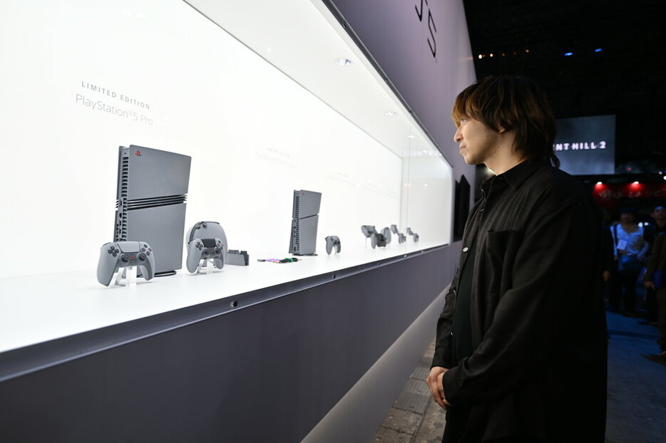 「PlayStation 30周年アニバーサリー コレクション」を眺める三浦大知さん