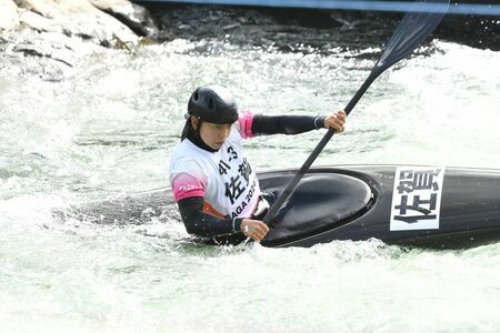 国民スポ　カヌースラローム25ゲート成年女子カヤックシングルで優勝した矢澤亜季（昭和飛行機都市開発）＝鹿児島県・轟の瀬特設カヌー競技場