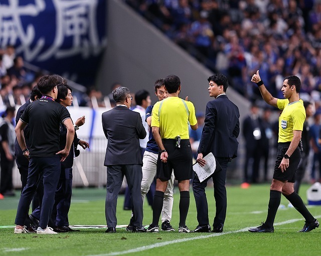 日本対中国はキックオフが遅れた。写真：梅月智史（サッカーダイジェスト写真部）