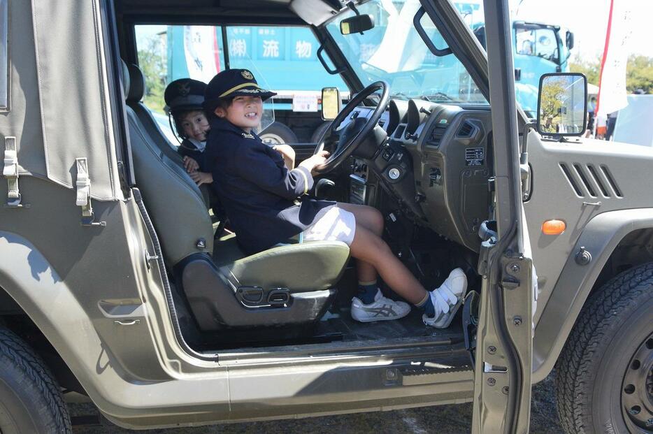 制服を着用して自衛隊車両に乗る子どもたち（常盤公園東駐車場で）