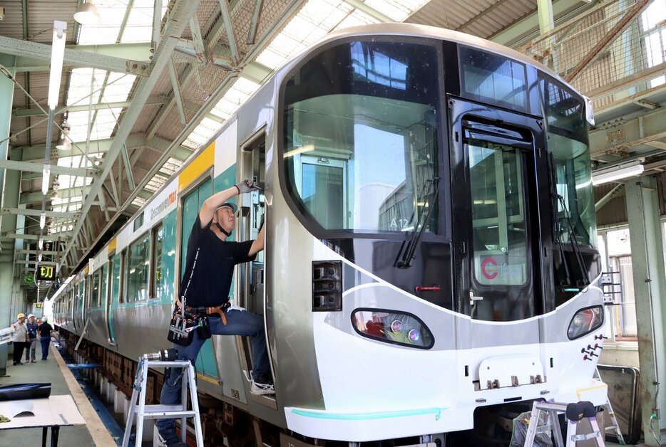 広島電鉄の路面電車のデザインを施されるJR西日本の車両