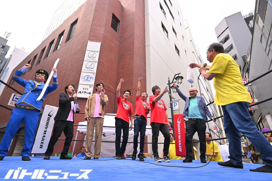 芸人たち全員に優勝賞品を渡す石川会長