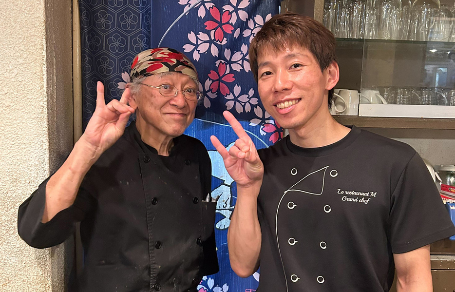 お店を営む山崎チャーリー孝広さん(左)と山崎見全(けんぜん)さん