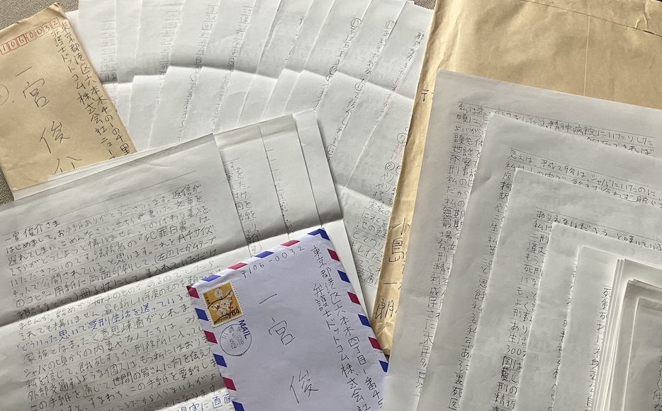 小島一朗から届いた手紙には下書きした跡があった。ところどころ文字の色が赤や青になっている部分も（弁護士ドットコムニュース撮影）