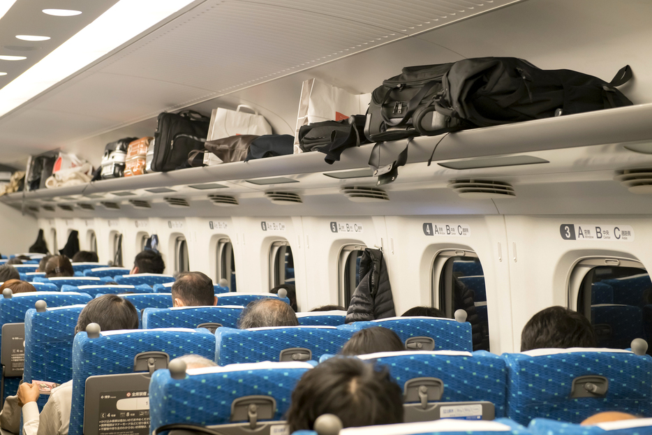 無期懲役囚の小島一朗は新幹線の車内で乗客を殺傷する事件を起こした。写真はイメージ（BASICO / PIXTA）