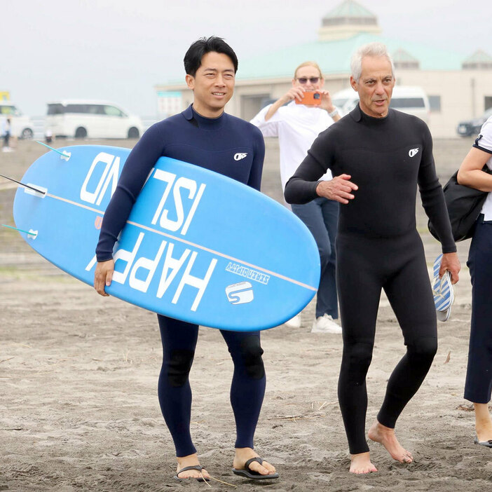 エマニュエル駐日米国大使とサーフィンを楽しむ小泉進次郎氏