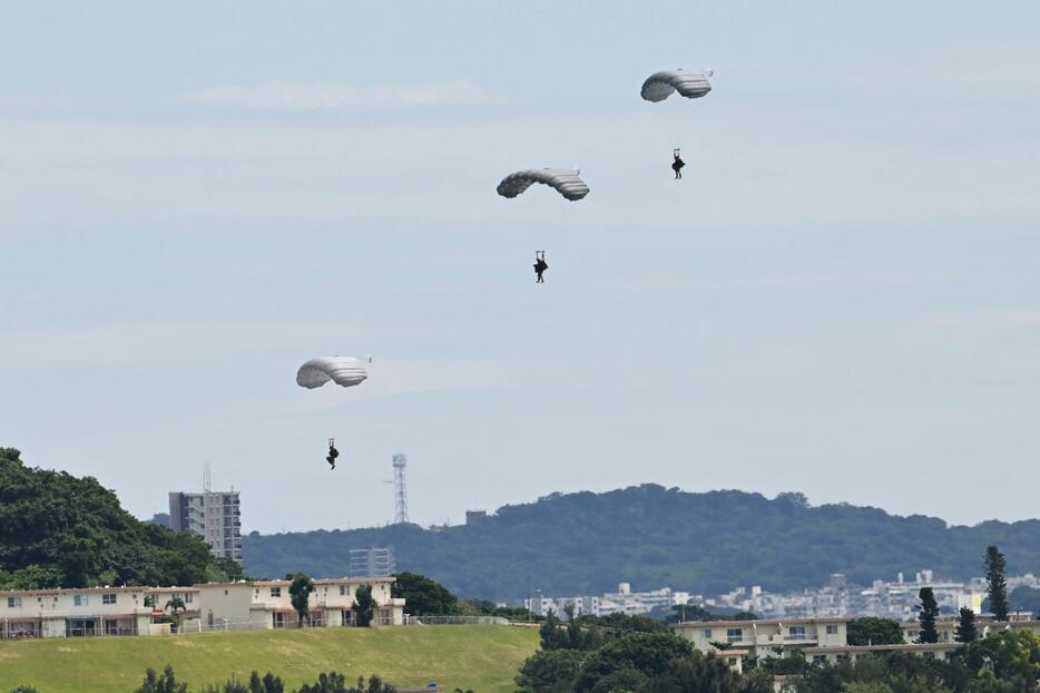 パラシュート降下訓練を行う米兵＝3日午後1時28分、米軍嘉手納基地（ジャン松元撮影）