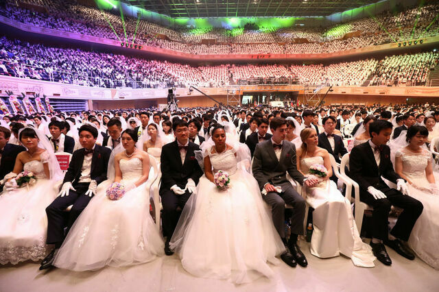 旧統一教会の合同結婚式の様子(Photo by gettyimages)