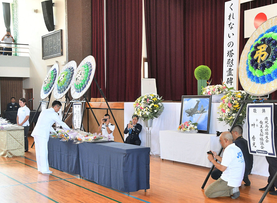 62年前に発生した墜落事故の犠牲者13人を追悼した慰霊式典＝1日、鹿児島県奄美市名瀬