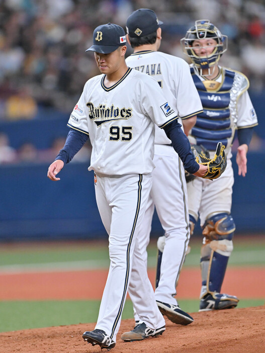 ４回、ソフトバンクに勝ち越しを許し、降板するオリックス先発の才木（手前）＝２３日、京セラドーム