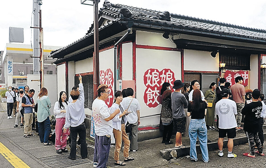 店の前にできた行列＝富山市太郎丸本町