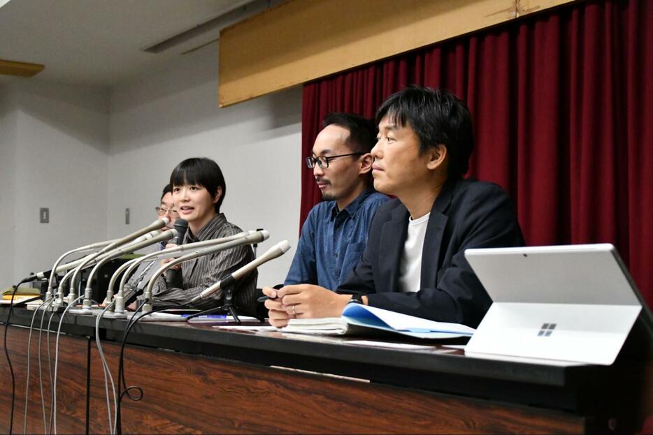 桃井希生さん（左から2人目）と大杉雅栄さん（左から3人目）は札幌市内で記者会見に臨んだ（2024年8月20日／小笠原淳）