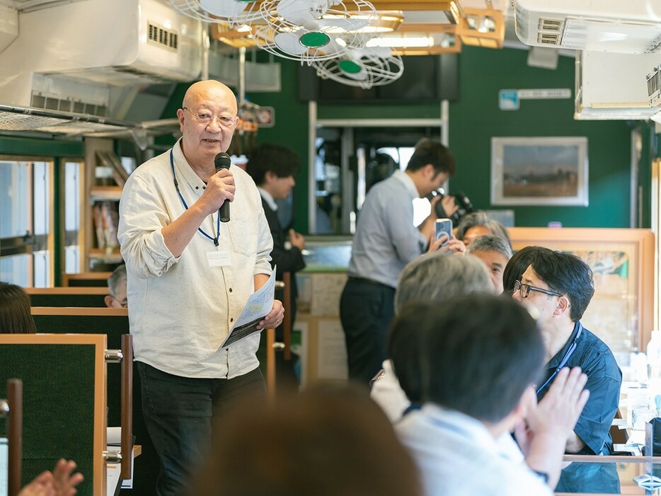 ▲ 新高岡駅からの貸切列車内では、地質学者の巽好幸氏による、富山湾の特異性について解説をしていただきました