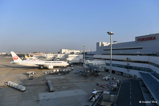 福岡空港で11月に物産イベントを開くJAL（手前）＝PHOTO: Tadayuki YOSHIKAWA/Aviation Wire