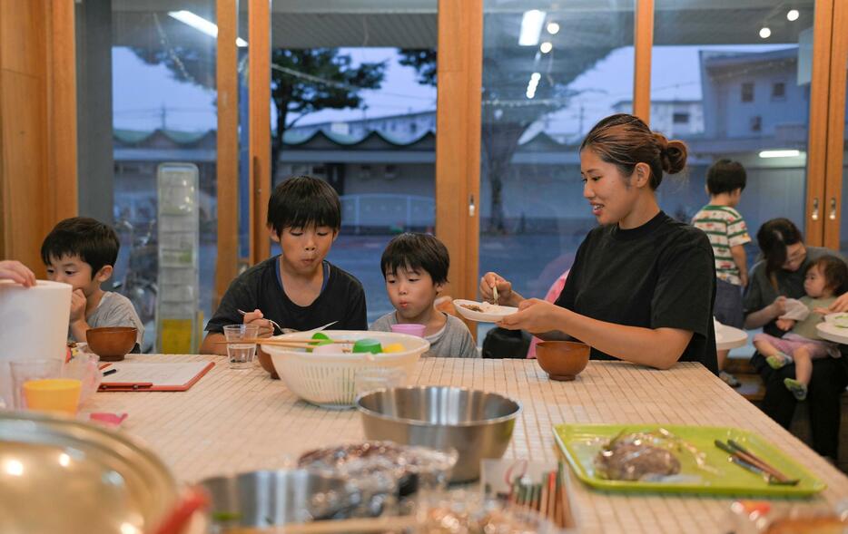 「みんなの食堂ころあい」を利用する親子＝埼玉県吉川市で2024年9月11日、新宮巳美撮影