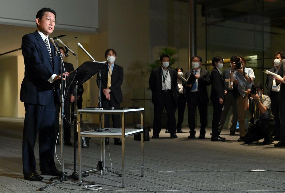 物価高対策などについて記者団の質問に答える岸田文雄首相（左）＝首相官邸で2022年9月8日、竹内幹撮影