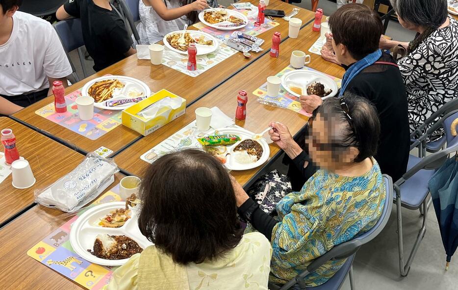 子ども食堂「100人カレー弥永」で昼食を取る地域の子どもやお年寄り福岡市南区の弥永公民館で2024年9月8日、植田憲尚撮影（画像の一部を加工しています）