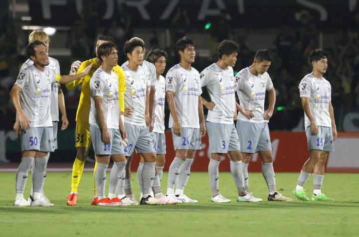 【相模原―FC今治】試合終了後、13試合ぶりの敗戦をかみしめる今治イレブン＝ギオンス