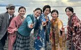 女子部の仲間たちと海辺で（『虎に翼』のインスタより）