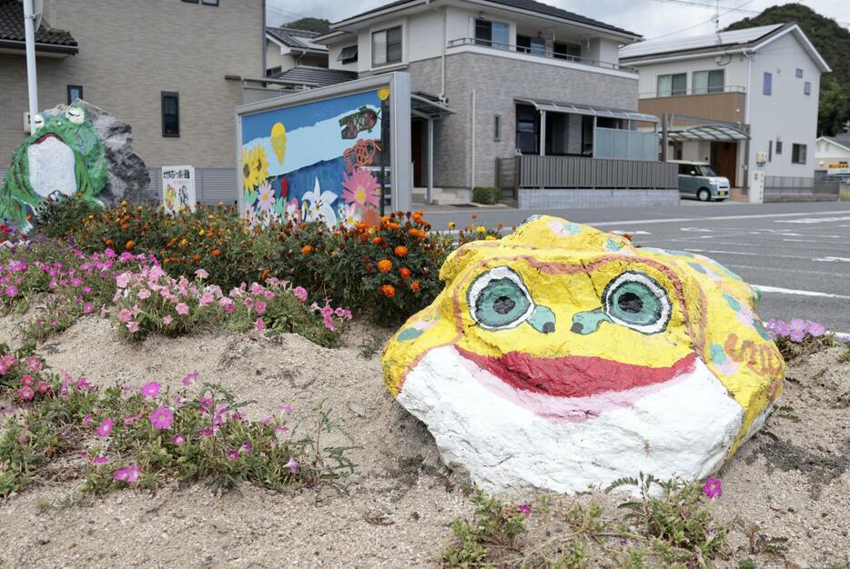 広島県大竹市のJR玖波駅前に展示された黄色いカエルのストーンアート＝2024年8月