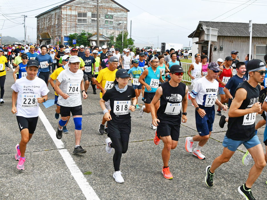 ハーフのスタートを切る選手ら＝南房総